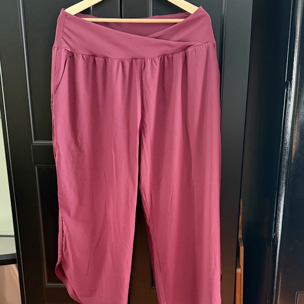 HALARA Women's Cropped Pants in Burgundy